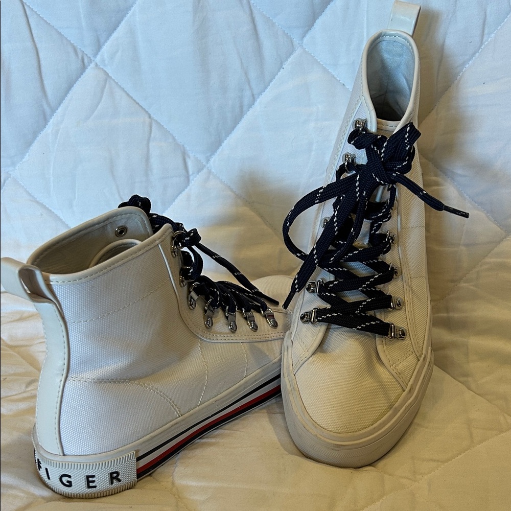 Tommy Hilfiger Hero Women's Oxford 8.5 (M) US White-Multi